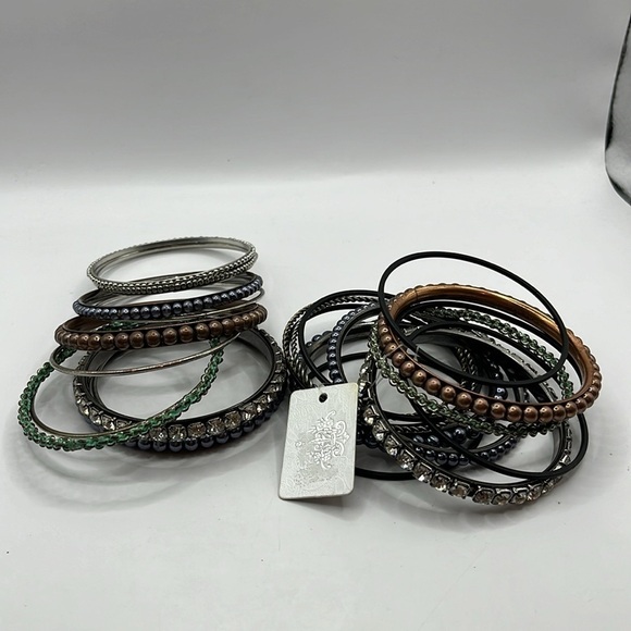 Bracelet Lot 24 Bracelet Faux Pearl Rhinestones Black and Silver Tone Bangle - Picture 5 of 11